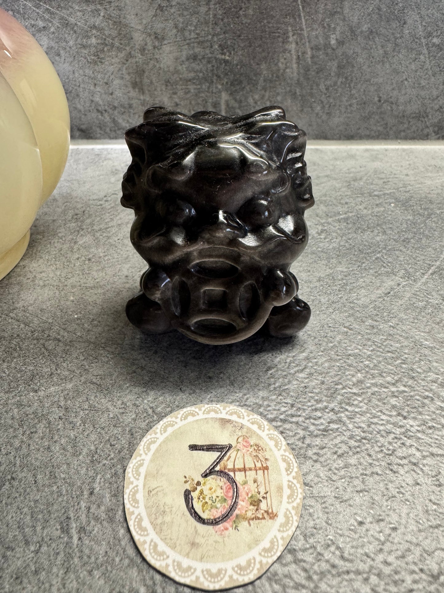 Hopea Obsidiaani onnen tuoja olento