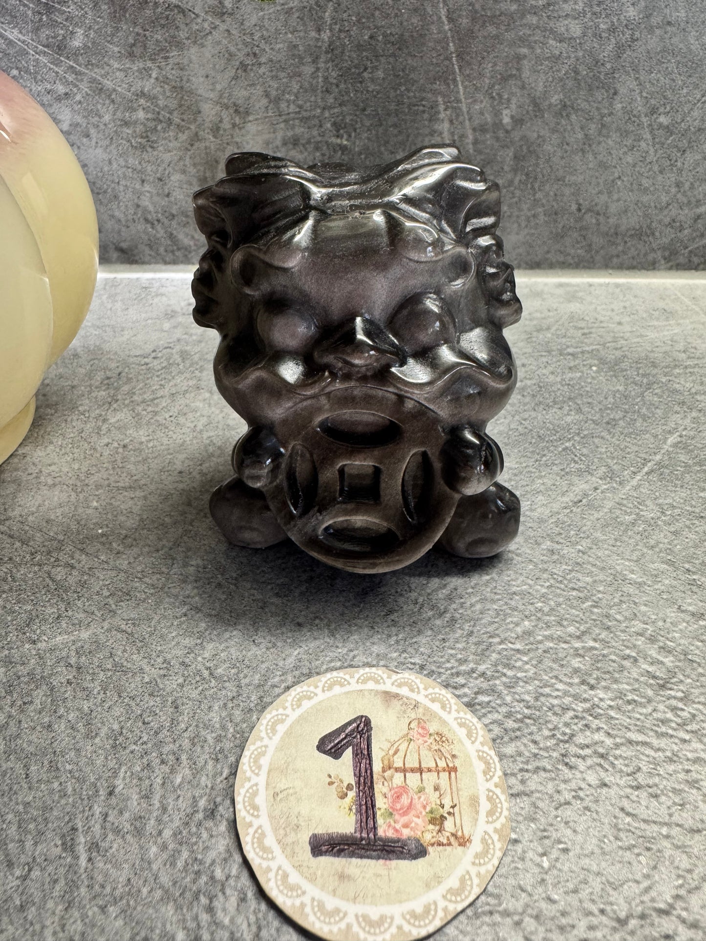 Hopea Obsidiaani onnen tuoja olento