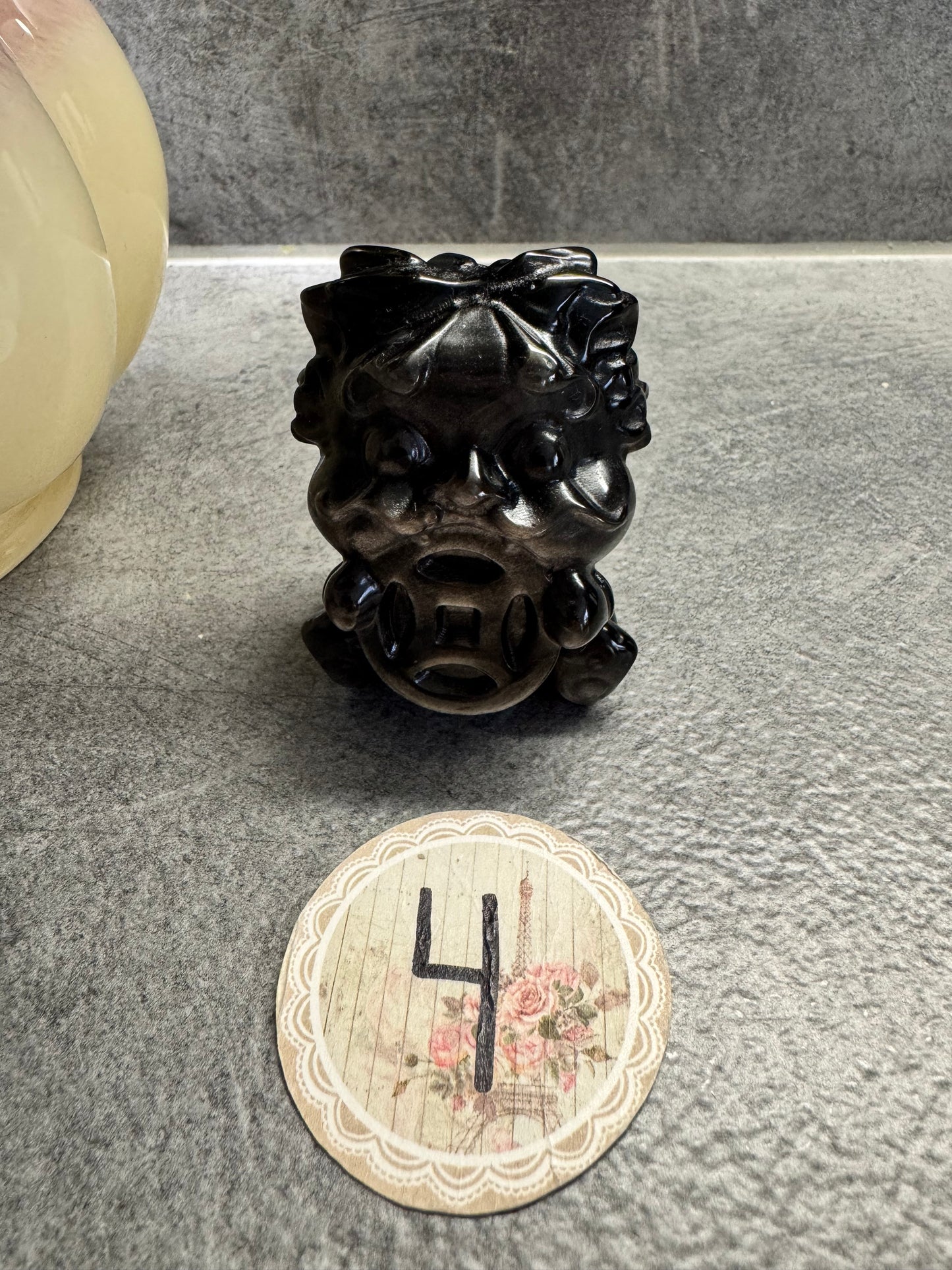 Hopea Obsidiaani onnen tuoja olento